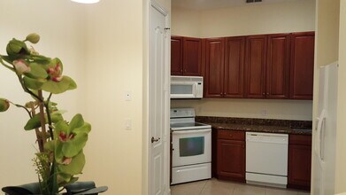 1825 Bridgepointe Cir in Vero Beach, FL - Foto de edificio - Building Photo