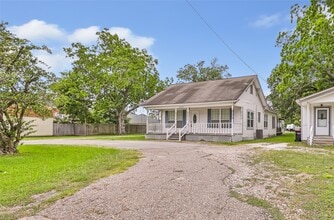 2835 Massey Tompkins Rd in Baytown, TX - Building Photo - Building Photo