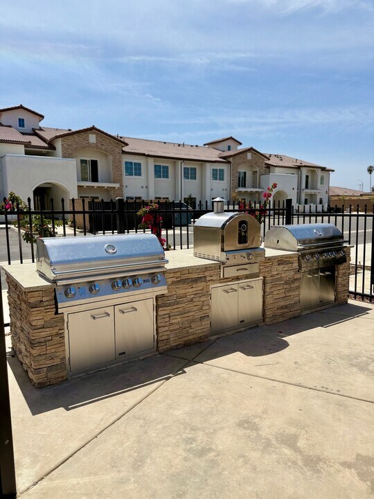 The Village at Hanford Square in Hanford, CA - Foto de edificio
