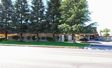 4676 E Clinton Ave in Fresno, CA - Building Photo - Building Photo