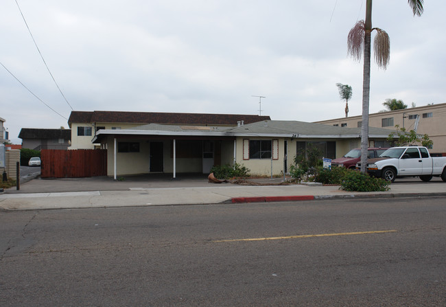 Woodlawn Apartments in Chula Vista, CA - Foto de edificio - Building Photo