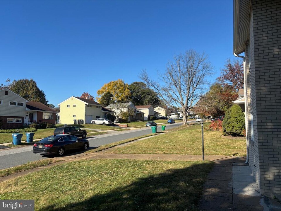 8 N Avon Dr in Claymont, DE - Building Photo