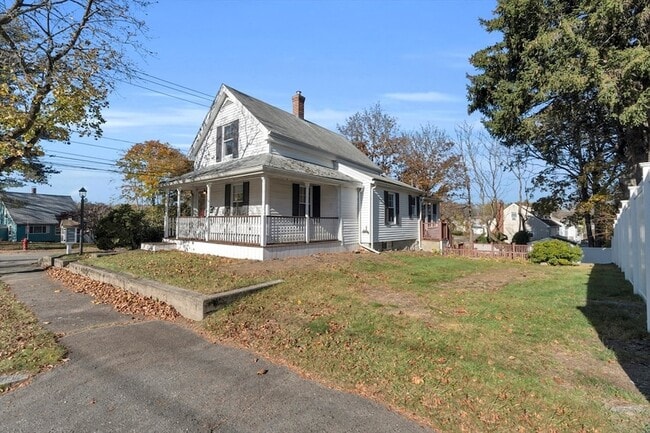 2 Bellevue Ave in Wakefield, MA - Foto de edificio - Building Photo