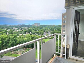 5340 Holmes Run Pkwy in Alexandria, VA - Building Photo - Building Photo