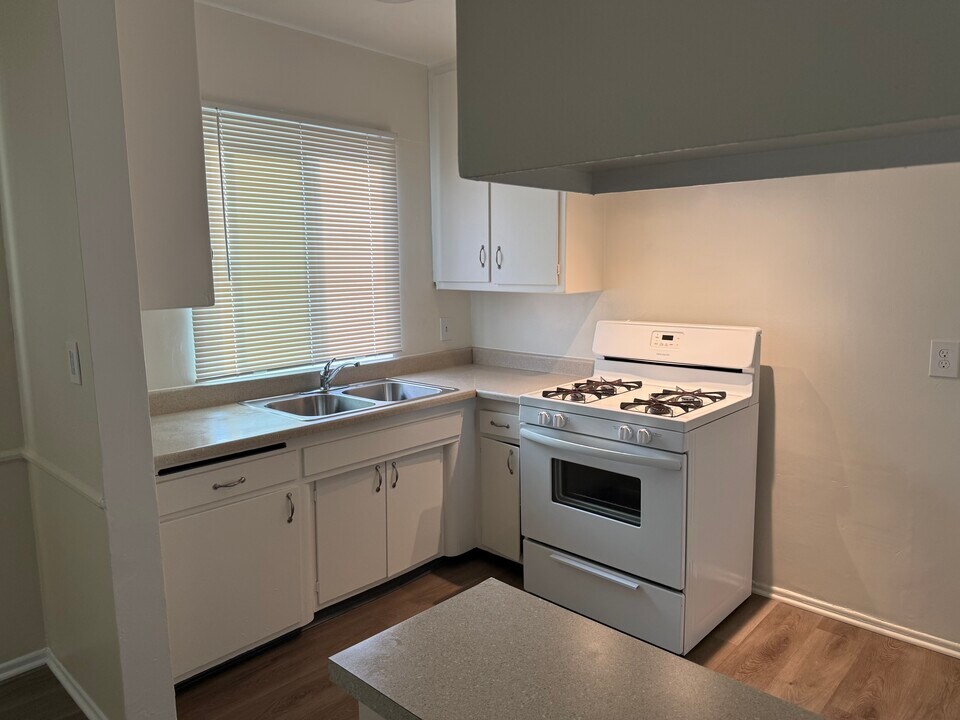 6857 Whitsett Ave in North Hollywood, CA - Building Photo