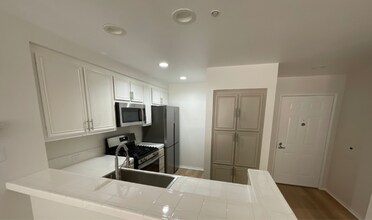 240 Caldecott Ln in Oakland, CA - Building Photo - Building Photo