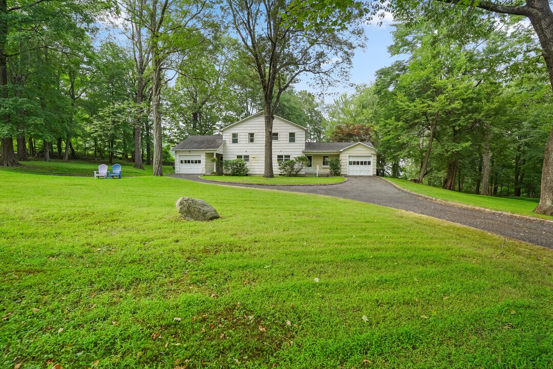 35 Deacon Abbott Rd in Redding, CT - Building Photo