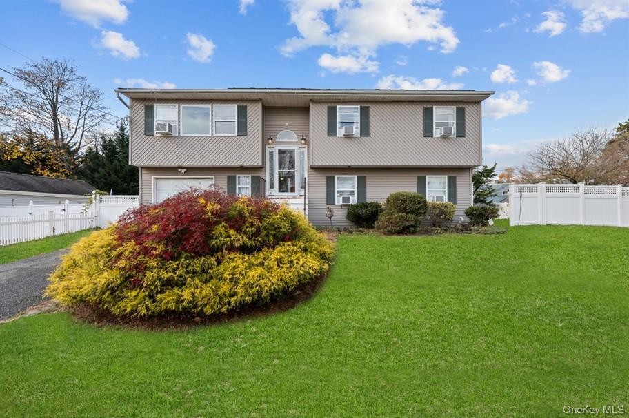 46 Crown St in Deer Park, NY - Building Photo