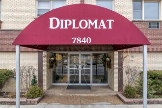 Thatcher Woods Apartments in Elmwood Park, IL - Foto de edificio - Building Photo