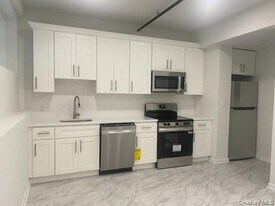 94 4th Ave in Bay Shore, NY - Building Photo