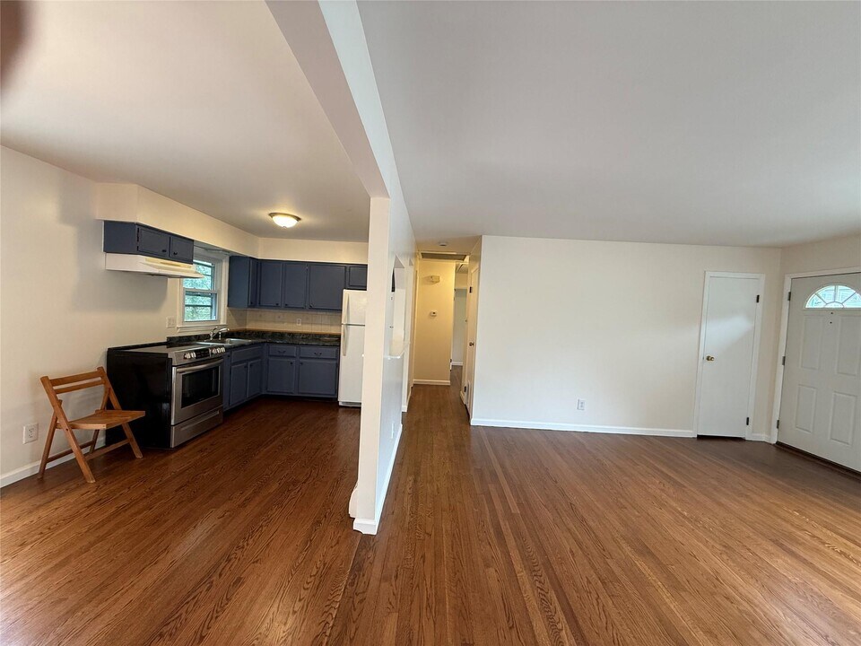 33 Mi-Anna Dr in Mahopac, NY - Building Photo