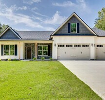 399 Bowers Rd in Travelers Rest, SC - Building Photo