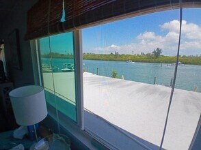 18213 Gulf Blvd in Redington Shores, FL - Building Photo - Building Photo