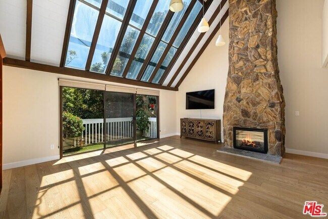 33 Reef St, Unit #2 in Marina Del Rey, CA - Foto de edificio - Building Photo