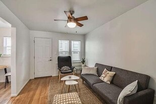 649 Flower Ave, Unit Front House in Venice, CA - Building Photo