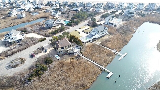 7 Widgeon Way in Westhampton Beach, NY - Building Photo - Building Photo
