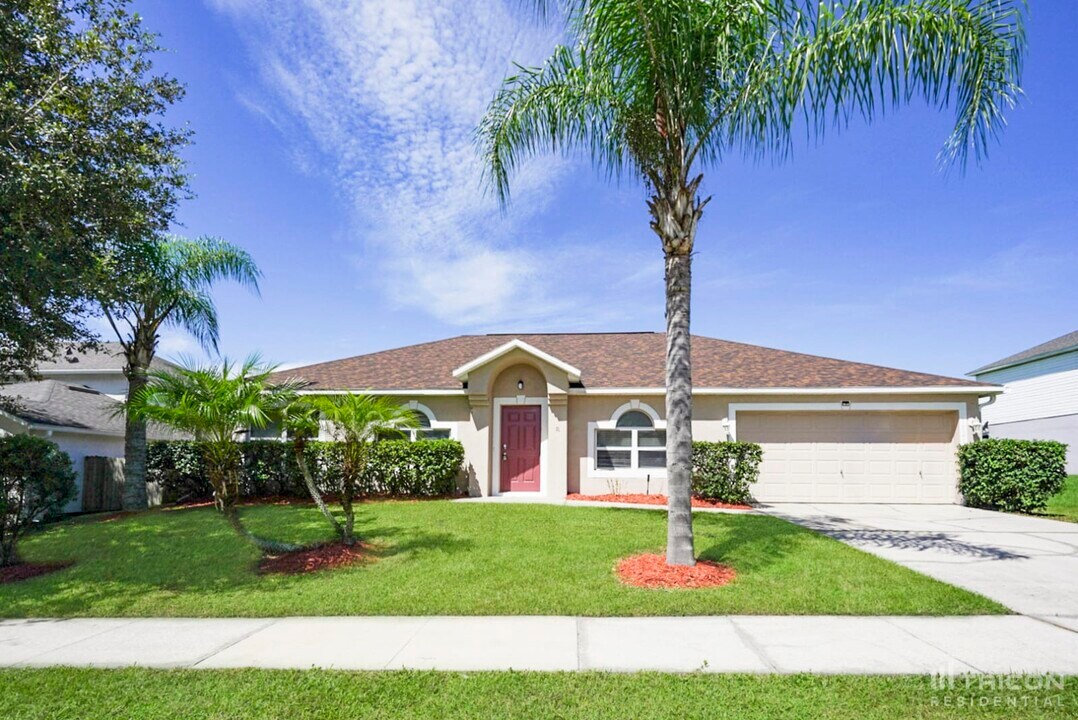 1829 Western Hills Ln in Mascotte, FL - Foto de edificio