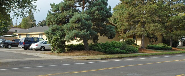 710-734 Pine St NE in Salem, OR - Foto de edificio - Building Photo