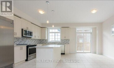 5 Savage Dr in Hamilton, ON - Building Photo - Building Photo