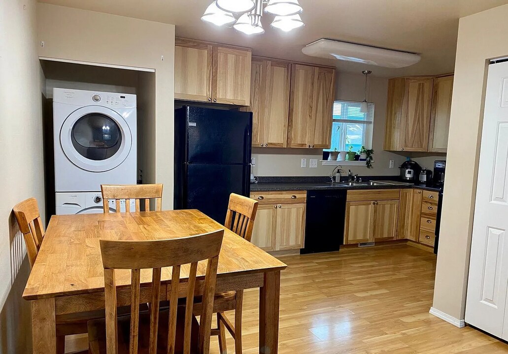 9048 Arlene St in Anchorage, AK - Building Photo