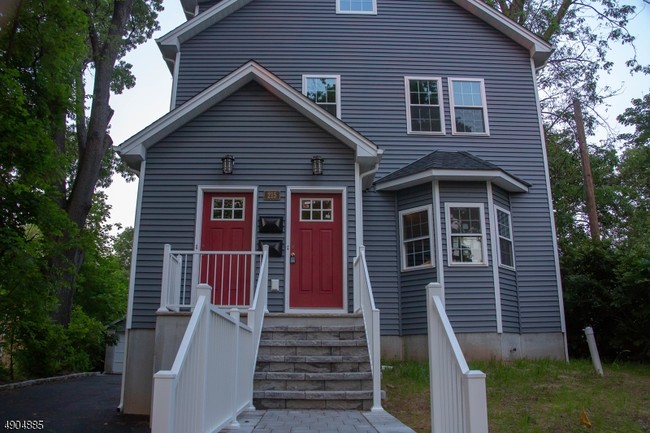 215 Irvington Ave in South Orange, NJ - Foto de edificio - Building Photo