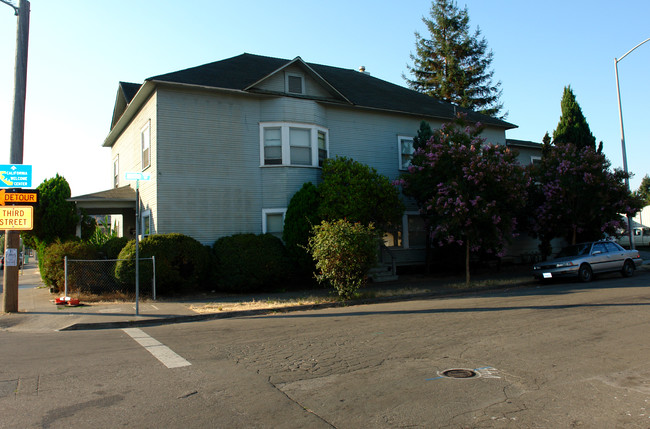 140 Davis St in Santa Rosa, CA - Building Photo - Building Photo