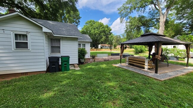 6319 Tuckaseegee Rd in Charlotte, NC - Foto de edificio - Building Photo