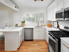 12920 SW Faircrest St in Portland, OR - Building Photo - Building Photo