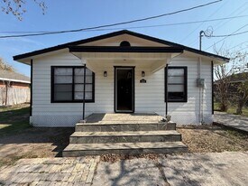 210 S 1st Ave in Edinburg, TX - Building Photo