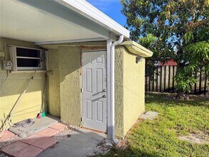 1400 N 70th Way in Hollywood, FL - Foto de edificio - Building Photo