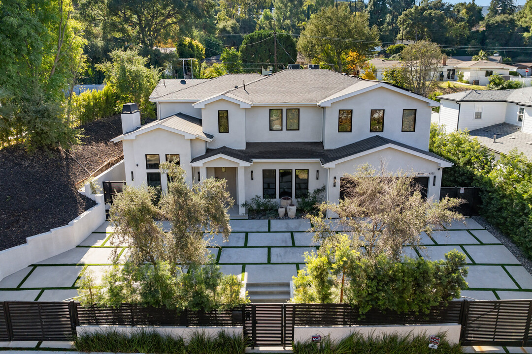 4191 Hayvenhurst Dr in Encino, CA - Foto de edificio