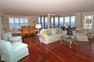 4251 Gulf Shore Blvd N in Naples, FL - Foto de edificio - Building Photo