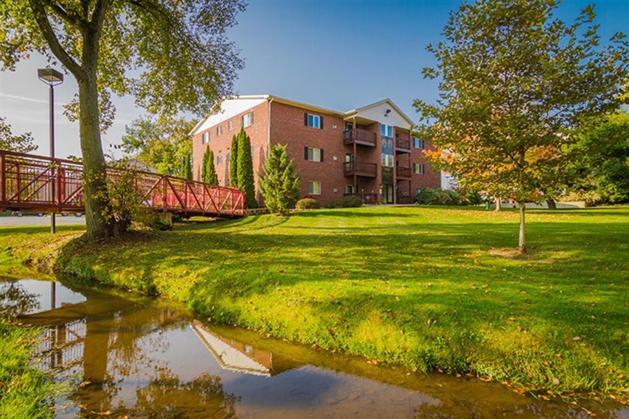 Creek Club Apartments in Williamston, MI - Foto de edificio