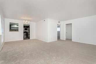 6015 E University Blvd, Unit 223G in Dallas, TX - Foto de edificio - Building Photo