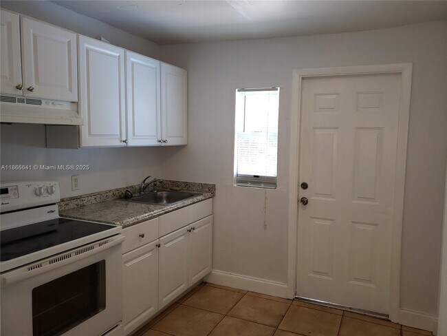 580 NW 95th St in Miami, FL - Building Photo - Building Photo