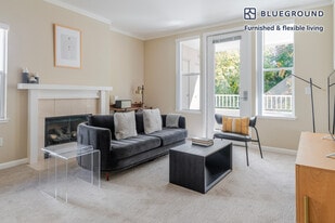 800 High School Way in Mountain View, CA - Building Photo