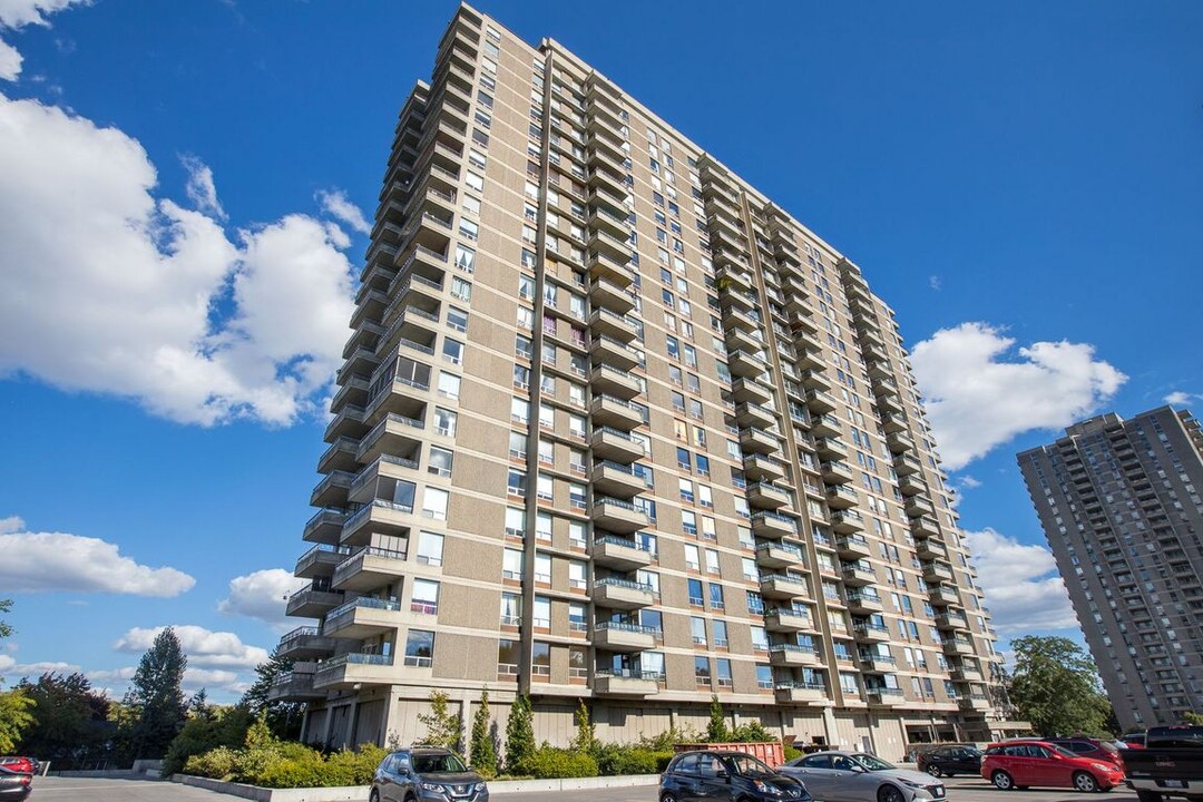 Island Park Towers in Ottawa, ON - Building Photo