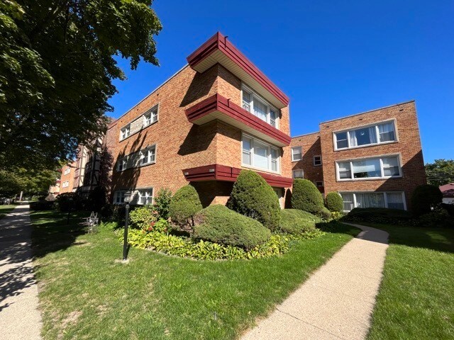 8031 Kenton Ave in Skokie, IL - Building Photo