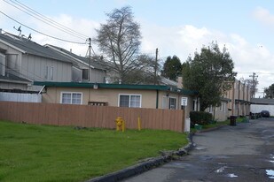 Sunshine Apartments in Hayward, CA - Building Photo