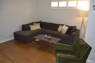 1244 Valley View Rd, Unit 115 in Glendale, CA - Building Photo - Building Photo