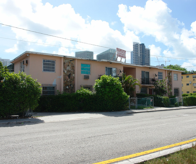 885 SW 3rd Ave in Miami, FL - Building Photo - Building Photo