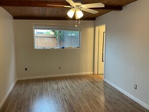 9211 Fermi Ave, Unit 2 in San Diego, CA - Foto de edificio - Building Photo