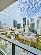 141 NE 2nd St, Unit 1001 in Miami, FL - Foto de edificio - Building Photo