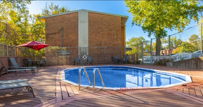 Gateway at Skyline Apartments in Riverside, MO - Building Photo - Building Photo