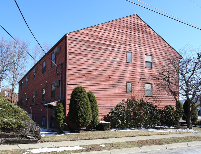 Leona Court in Endicott, NY - Foto de edificio - Building Photo