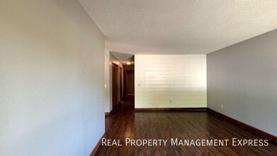 Spacious 5-Bedroom Home with Modern Update in Sioux Falls, SD - Building Photo - Building Photo