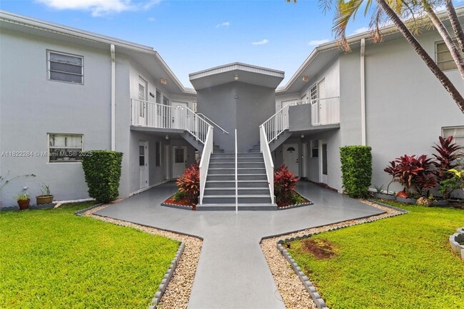 1667 NE Miami Gardens Dr in Miami, FL - Building Photo - Building Photo