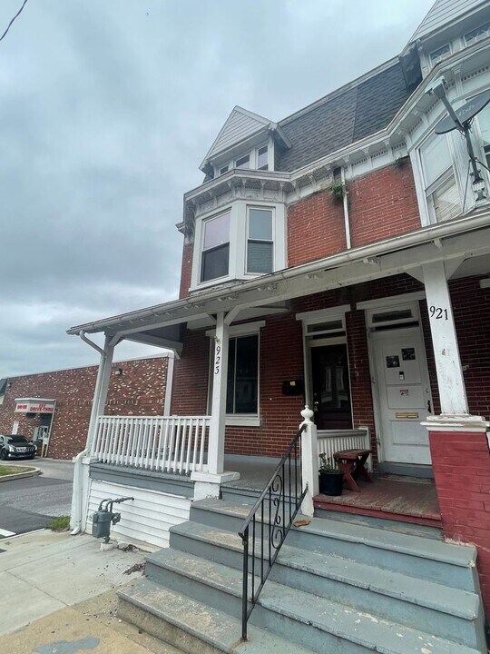 923 W Princess St in York, PA - Building Photo