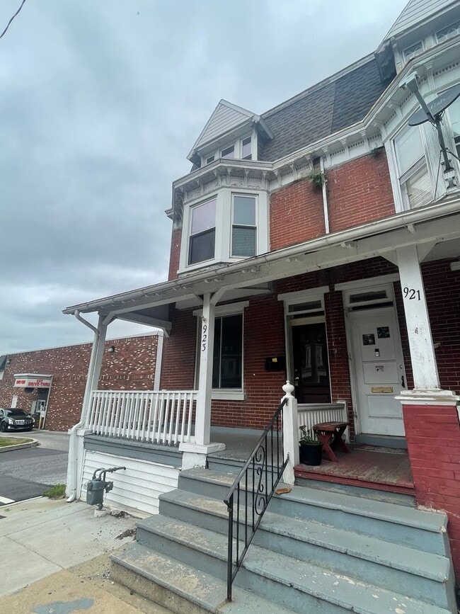 property at 923 W Princess St