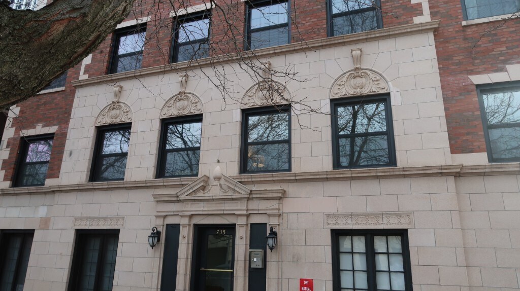 735 W Junior Terrace in Chicago, IL - Building Photo